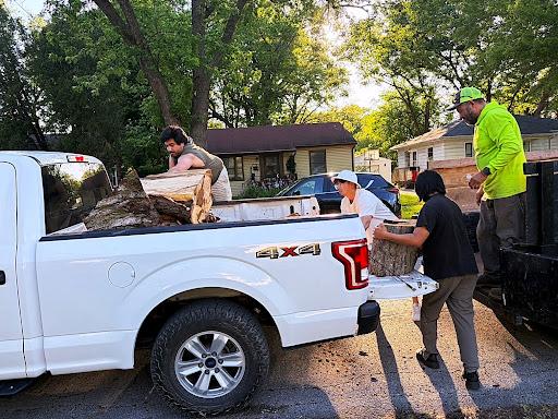 Crew loading logs